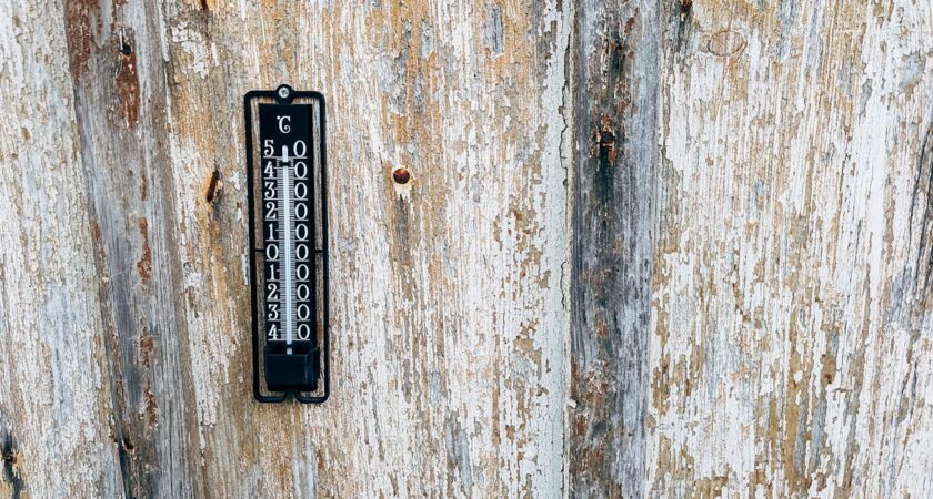 Ściany akumulujące chłód: gliniane panele z solnym PCM do pasywnej klimatyzacji mieszkania