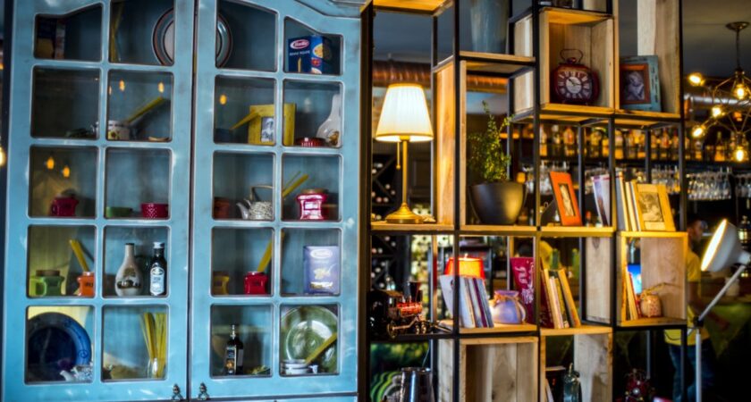 Biblioteka, która wycisza: półki rezonansowe Helmholtza do domowego biura i salonu [DIY + projekt]