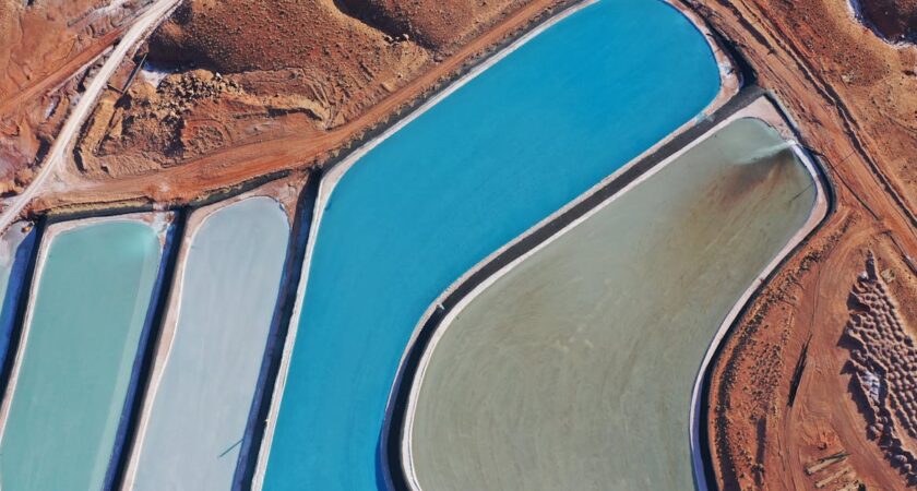 Terakotowe panele kapilarne do chłodzenia ewaporacyjnego – ściana, która schładza dom bez klimatyzatora