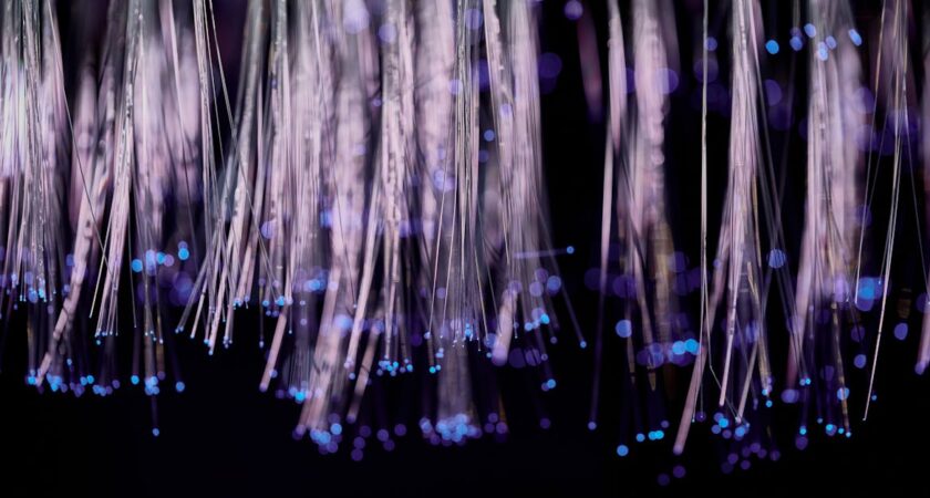 Światło dzienne z balkonu do ciemnych kątów: domowy heliostat i światłowody w roli lamp bez prądu