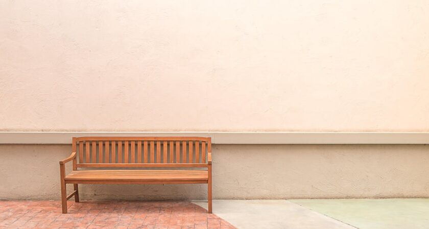 Gliniane ściany i meble z pamięcią ciepła – aktywne tynki z PCM i chłodzeniem kapilarnym w nowoczesnym domu