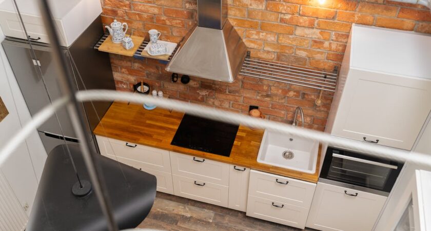 Lodówka ścienna w domu – gliniana spiżarnia z PCM, która chłodzi bez prądu