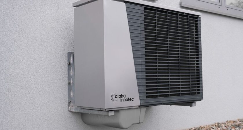 Lniano-wapienne panele ścienne z pętlą kapilarną 24 V – ciche chłodzenie i przytulne ogrzewanie bez klimatyzatora
